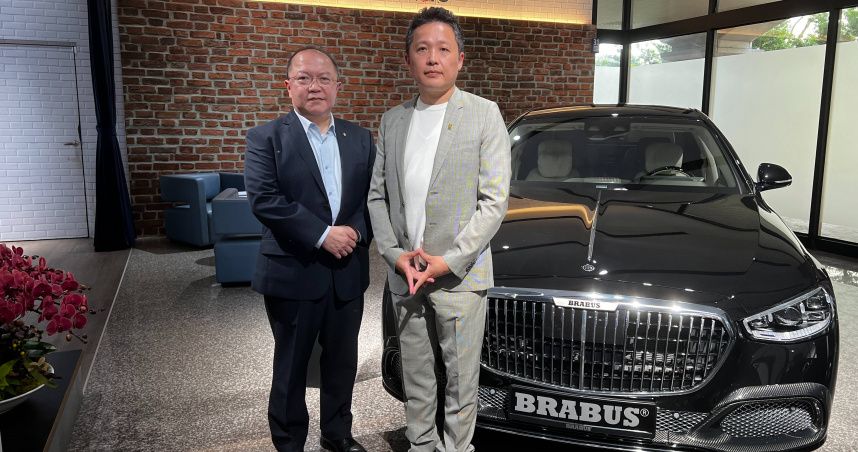 中租租車營運長戴光顯（左）與三一東林董事長陳睿謙（右）共同宣布，攜手搶攻高階商用訂製車市場。（圖╱中租租車提供）