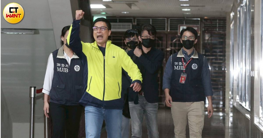 國民黨台北市黨部主未黃呂錦茹、總幹事姚富文等4人，涉及幽靈罷免綠委案，姚富文移送北檢前赴訊前還大喊「台北霸雙吳」。（圖／陳柔瑜攝）