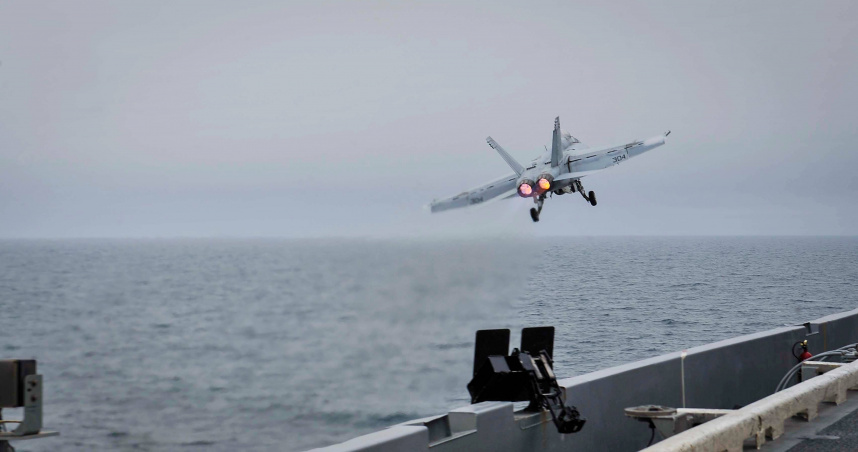 一架F-18「超級大黃蜂」戰鬥機在紅海執行任務期間，從「杜魯門號」航空母艦上墜落海中。（示意圖／達志／美聯社）