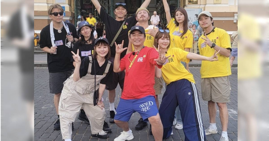 錄影過程中，坤達（上排左3）打點滴補充體力。（圖／綜藝玩很大提供）