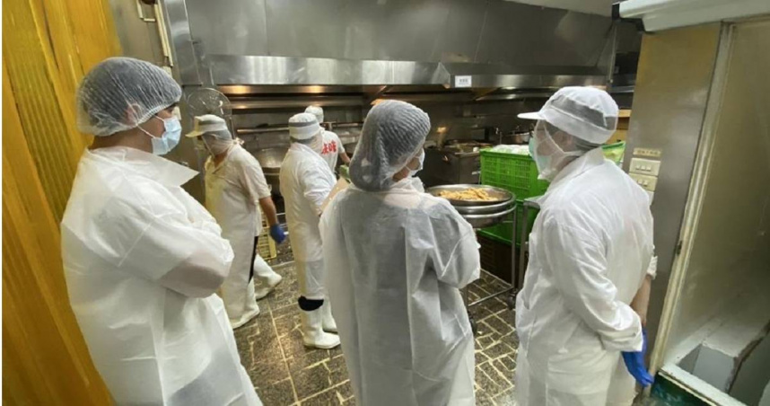 新北市泰山區4間小學傳出食安危機,家長反應營養午餐品質不佳,新北市教育局表示,接獲反應後已對涉有違規的團扇業者啟動最嚴格標準處理機制。(圖/翻攝畫面)