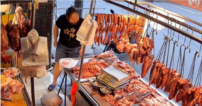 高雄三民松江市場的豬肉攤發生竊案，1塊20元的小排骨遭顧客順手摸走。（圖／翻攝爆料公社）