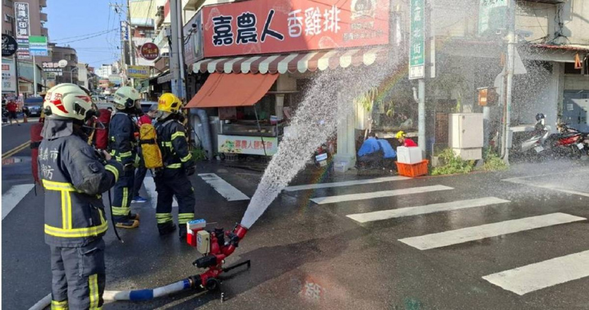 嘉市消防局到現場射水降瓦斯濃度，封鎖管制現場。（圖／翻攝畫面）