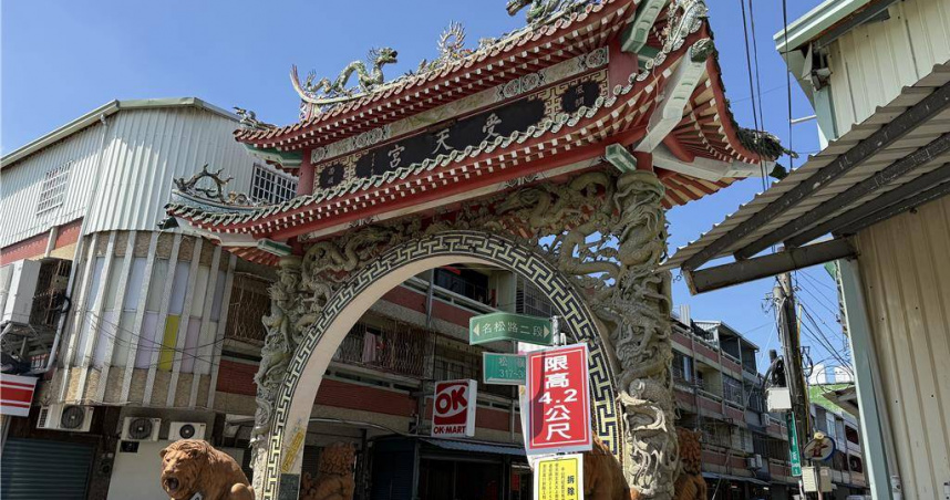 松柏嶺受天宮第二山門不敵歲月洗禮，梁柱龜裂、建材剝落，經鑑定有倒塌風險將拆除。（圖／中國時報楊靜茹攝）