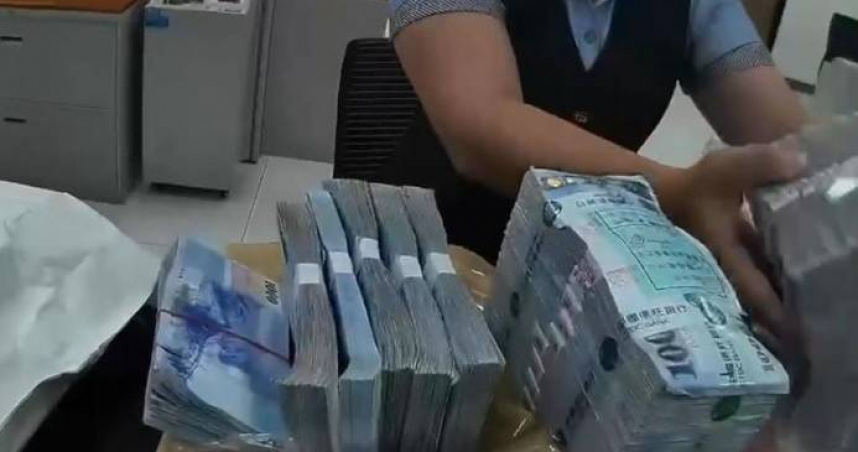 李男一言不合就丟現金，近日又到某賣場丟416萬元鈔票，警方獲報已暫時保管。（圖／翻攝畫面）