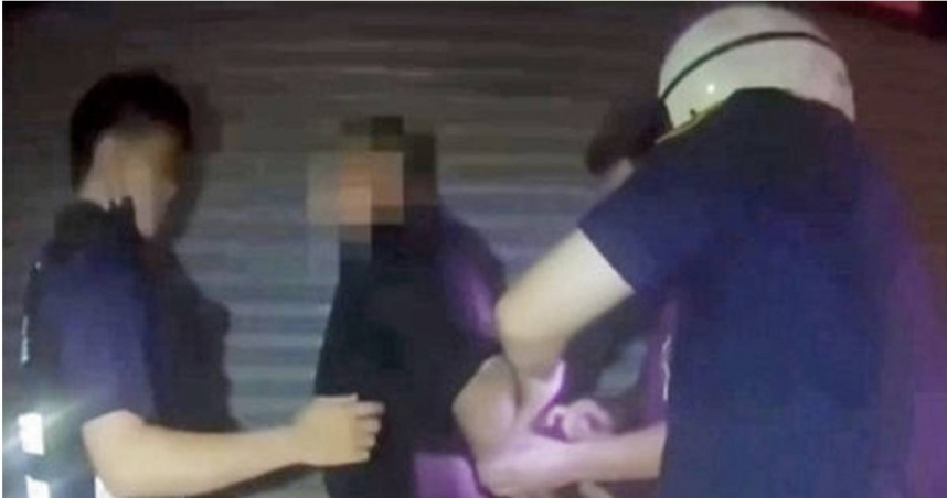 毒犯闖紅燈狂飆拒檢自撞後徒步逃亡警力逮捕。（ 圖／翻攝畫面）