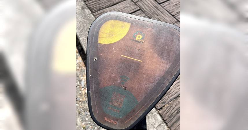 近來高溫不斷，屏東市大連路段智慧型停車柱面板焦黑泛黃且QR碼無法辨識，導致民眾面臨無法快速繳納停車費的窘境。（圖／梁育慈提供）