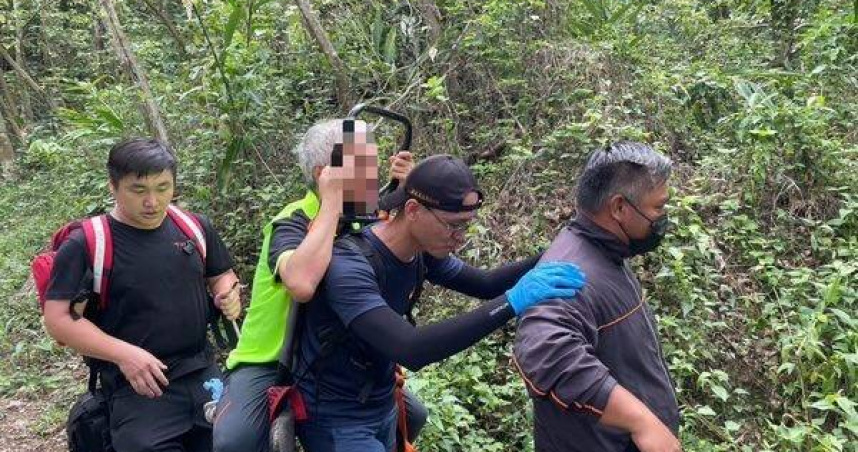 消防隊驚險背負救援全程披荊斬棘。（ 圖／翻攝畫面）