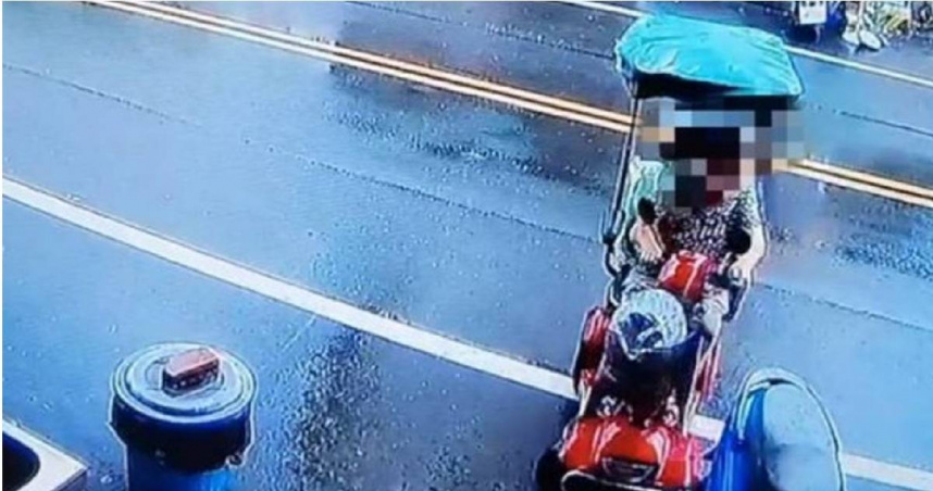 彰化1名阿嬤騎乘電動輔助車,不慎撞倒路旁停放機車,豈料她竟肇事逃逸遭追緝。(圖/翻攝彰化人大小事臉書)
