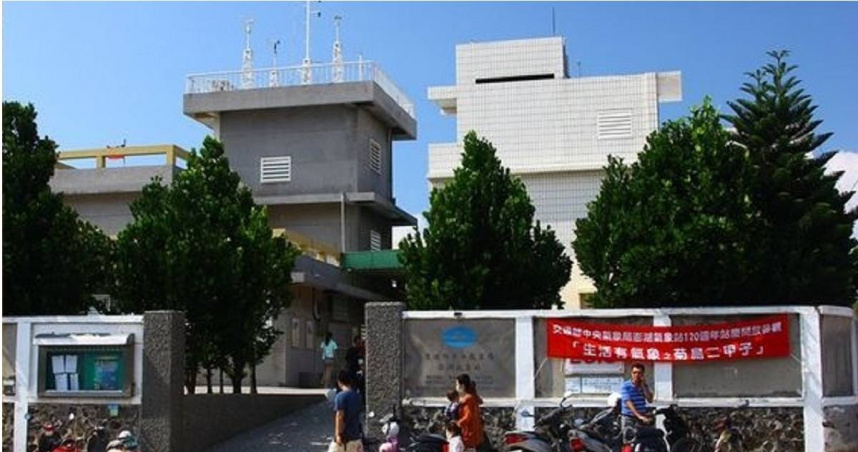 澎湖雞善嶼海域14日上午驚現巨大水龍捲，持續約半小時，船隻見狀紛紛掉頭閃避，避免釀災。（圖／翻攝交通部中央氣象署網）