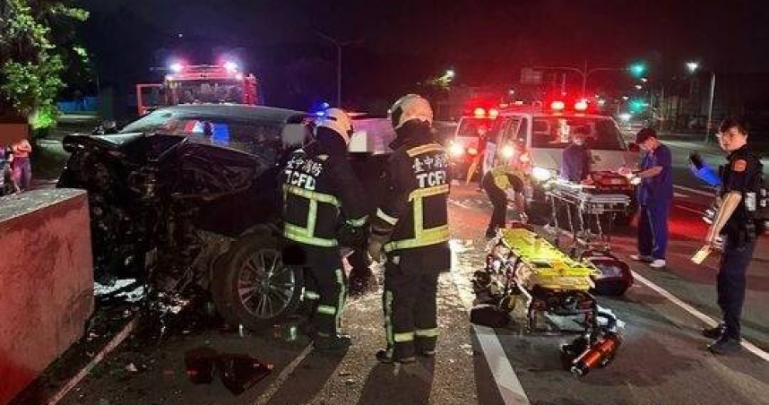 酒駕猛撞橋墩釀1死1命危。（圖／翻攝畫面）