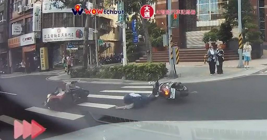 新北市板橋區民族路與縣民大道交叉口發生機車碰撞意外，兩車當場倒地，造成一人骨折。（圖／翻攝WoWtchout - 地圖型行車影像分享平台）
