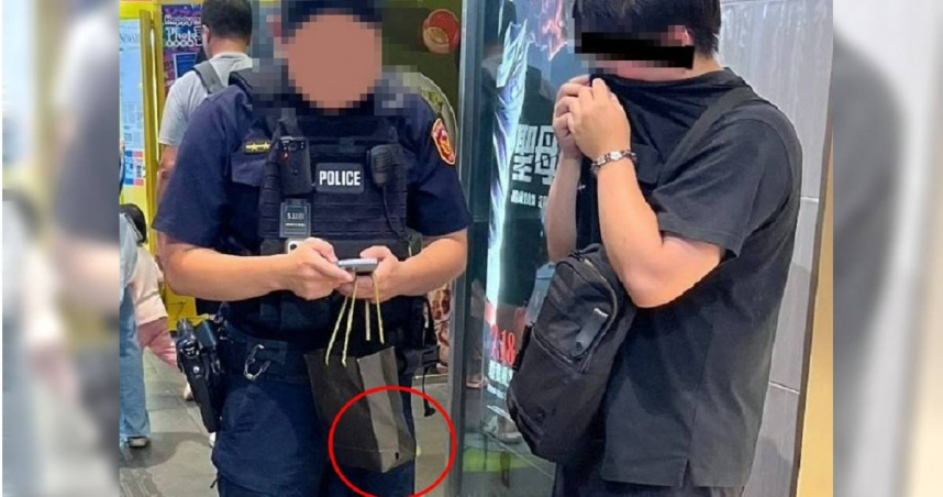林男利用紙袋挖洞偷拍，警員當場要求林男解鎖手機，查獲被害女子遭偷拍之影像。（圖／翻攝畫面）