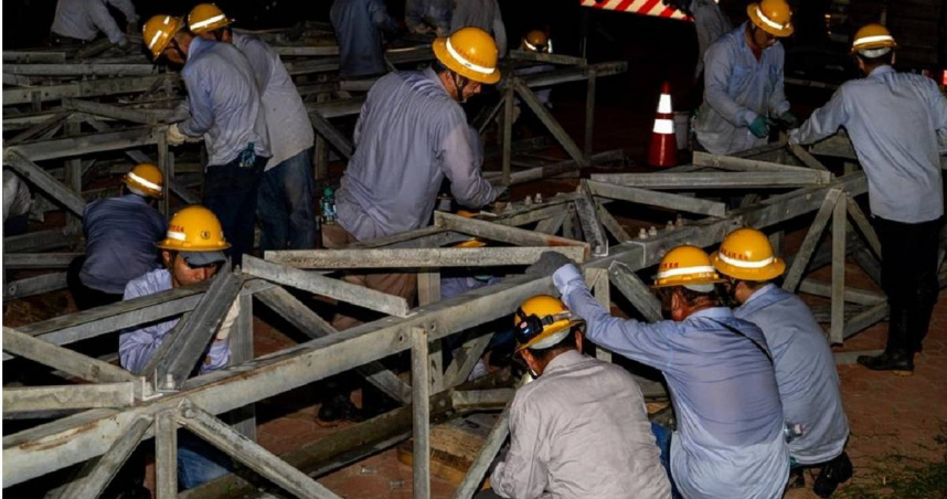 經濟部長郭智輝銜總統府之命，今日下午前往台電工會拜會，表達對颱風天搶修辛勞慰問。圖為嘉義布袋新塭變電所3座6.9萬伏特高壓電塔遭強風吹倒，台電同仁正加速組裝新鐵塔。（圖／台電提供）