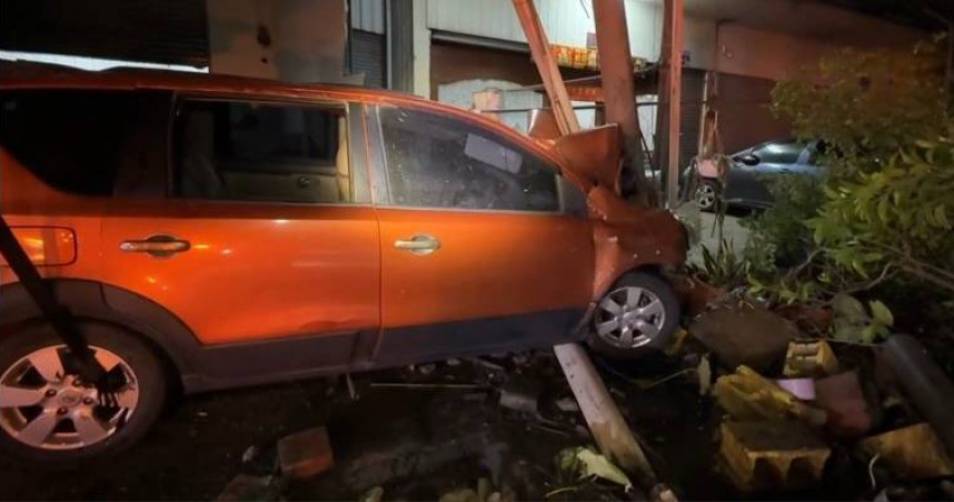 南市安南區凌晨驚爆逆向猛撞早餐店。（圖／翻攝畫面）