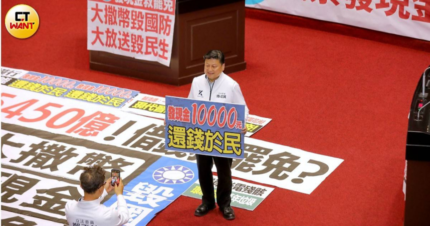TPOC台灣議題研究中心表示，傅崐萁在大罷免期間，負面聲量高，可能與他近期主導國民黨立委通過普發萬元現金，引發堅決反對普發現金的綠營強力攻擊有關（圖／周志龍攝）