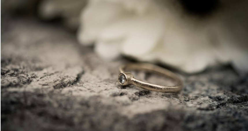 男子偷已故妹妹的戒指向女友求婚。（示意圖／Pexels）