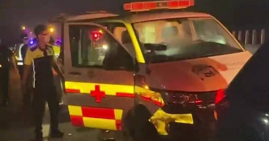 新竹男子8日持刀劫走救護車，國道自撞後被警制服帶走。（圖／翻攝畫面）