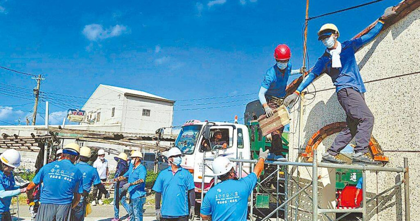 台灣希望義工團成員在分工合作下，先拆除舊屋瓦，再蓋上新屋頂的浪板。（圖／台灣希望義工團提供／中國時報郭良傑台南傳真）