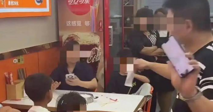 3大4小到餐廳用餐，點只點了1碗麵竟2度要求加麵。（圖／翻攝自潮新聞）