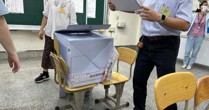 監票大聯盟曾在臉書上貼出726大罷免有爭議的投票箱照片，該投票箱底層，並未使用膠帶緊密封箱，引發相關的選務缺失疑慮。（圖／翻攝自監票聯盟臉書）