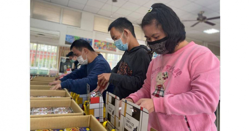 小嶺頂愛啟兒關懷協會照顧成人心智障礙者，藉媒合簡單加工工作，讓個案的生活提升。（圖片提供／頂新和德文教基金會）
