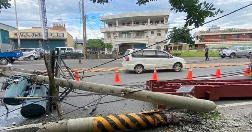 高雄貨車鋼材飛落電桿攔腰斷513戶尖峰停電。（圖／翻攝畫面）