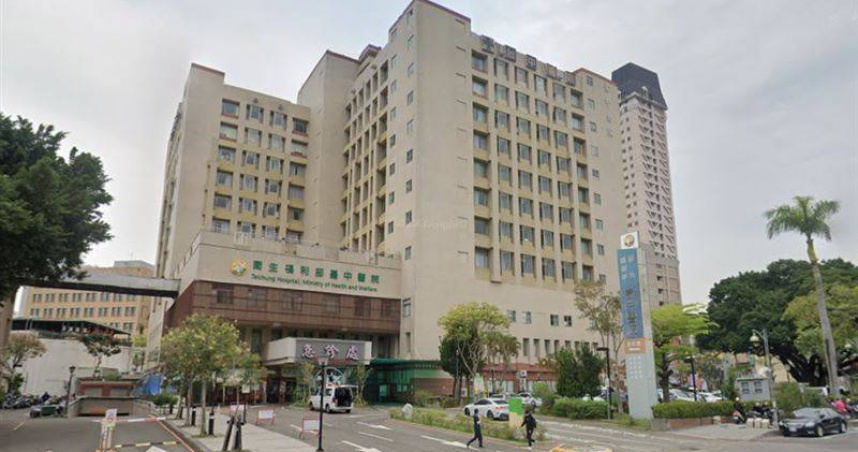 貝男24日晚間倒臥急診室外停車場，無生命跡象。（圖／翻攝Google maps）