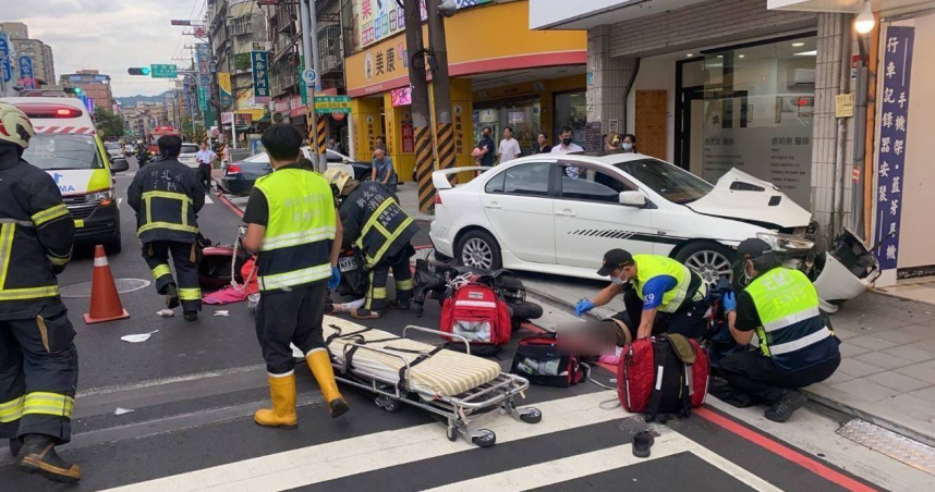 土城中央路二段27日下午發生嚴重車禍，汽車不明原因暴衝導致多人受傷。（圖／翻攝畫面）