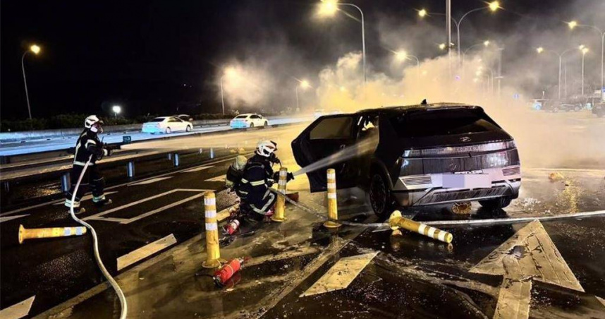 楊梅休息站匝道今年1月25日晚間7時許發生4死4傷重大車禍。（圖／桃園市消防局）