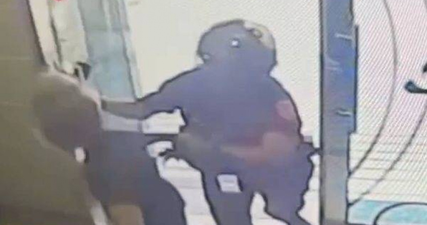 桃園通緝犯驚險逃竄，警猛踹大門三樓壓制逮人。（圖 ／翻攝畫面）