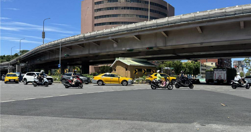北市府13日將拆公館圓環並填平公車專用地下道，北市交通局表示，若不填平地下道工期將從2個月暴增至2年，將透過「公館專案聯合監控平台」協調，由交控中心即時監測路況，透過調整綠燈秒數及警方取締違停等措施，將衝擊降到最低。（圖／報系資料照）