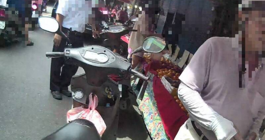 屏東萬丹兩台外型相似的機車都未拔鑰匙，造成買水果民眾誤騎引發烏龍報案。（圖／翻攝畫面）