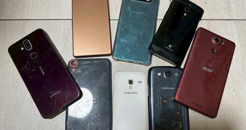 舊手機與電池、充電線淘汰後，含稀有金屬，成為家中用不著的電子垃圾，台南市環保局呼籲應落實回收， 以免造成污染。（圖／台南市環保局提供）