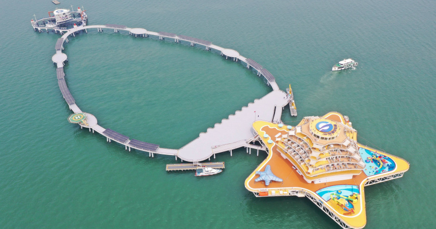 從高空俯瞰「耕海1號」海上牧場，宛如一條漂浮在湛藍海上的寶石項鍊，有「海洋之星」的別稱。（圖╱新華社）