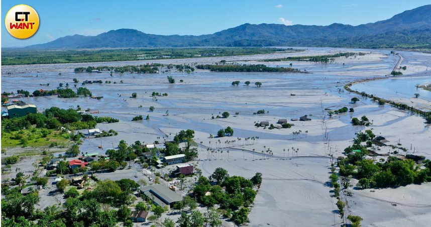 花蓮萬榮鄉馬太鞍溪堰塞湖23日溢流，洪水退去後部分低窪地區依舊泡在水中。（圖／黃耀徵攝）