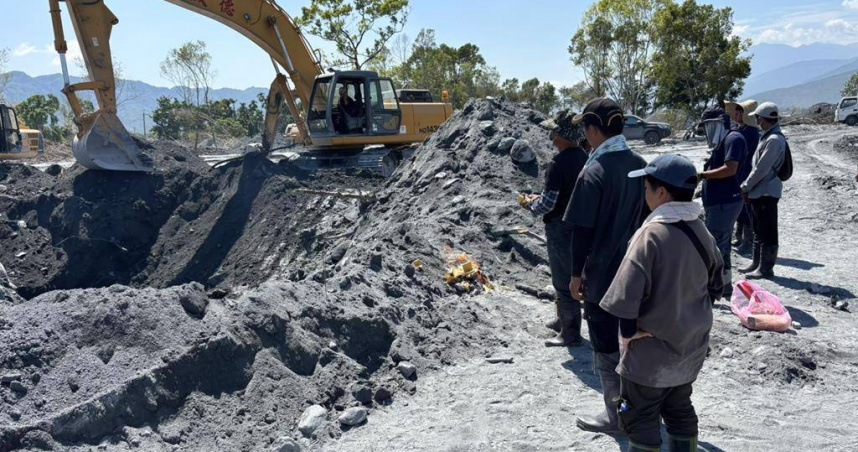 砂石場黃姓老闆娘遺體於8日上午被發現，其員工與親友悲慟不已。（圖／翻攝畫面）
