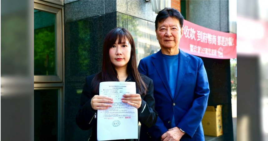 台北市議員柳采葳（左）12日在前中廣董事長趙少康（右）陪同下赴中山分局報案，提告深偽AI影片，拒絕境外干擾國民黨主席選舉。（圖／中國時報鄧博仁攝）