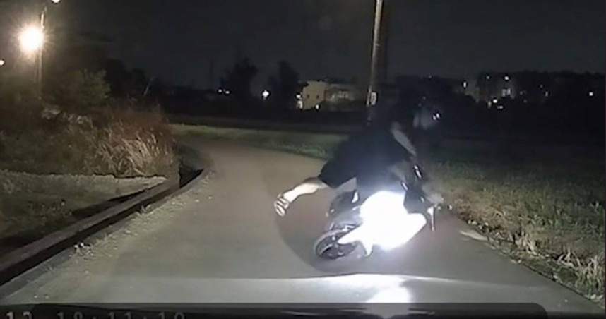 騎士疑酒駕自摔後飆罵駕駛。（圖 ／翻攝畫面）