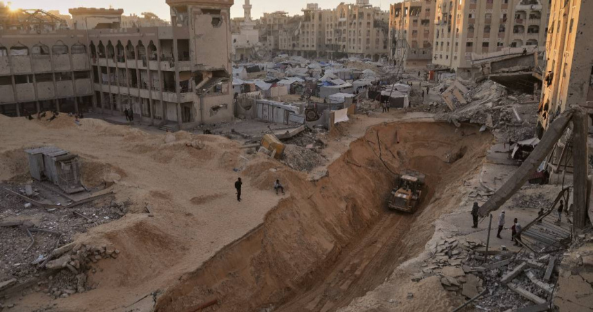 哈瑪斯武裝組織成員在加薩走廊南部汗尤尼斯搜尋人質屍體。（圖／達志／美聯社）