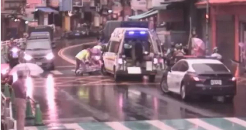 新北市板橋區22日上午發生一起令人遺憾的小客車駕駛猝死事件。（圖／翻攝畫面）