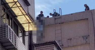 警消將K男遺體運出，不過因嚴重腫脹，指紋壓了三次均無法壓出，最終將K男的手皮剝下壓出，從而比對出K男身分。（圖／翻攝畫面）