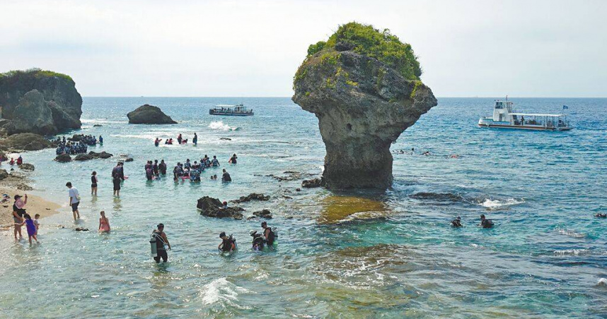 屏東小琉球光復連假湧進大量遊客，一名男性潛客在衫福海域潛水時疑似遭海流捲出，海巡人員救起時已昏迷。（示意圖／報系資料照）