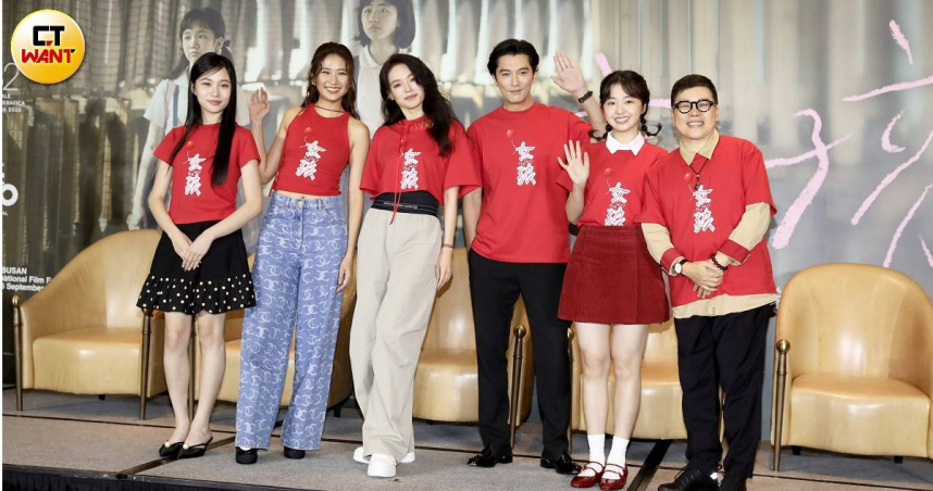 舒淇（左三）與監製葉如芬（右起）、白小櫻、邱澤、9m88、林品彤出席電影《女孩》記者會。（圖／侯世駿攝）