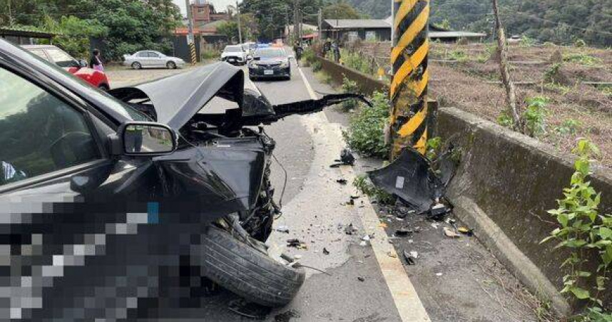 南投縣埔里基督教醫院公務巡迴車下山途中自撞電桿，車頭嚴重毀損，造成車上4人受傷。（圖／翻攝畫面）