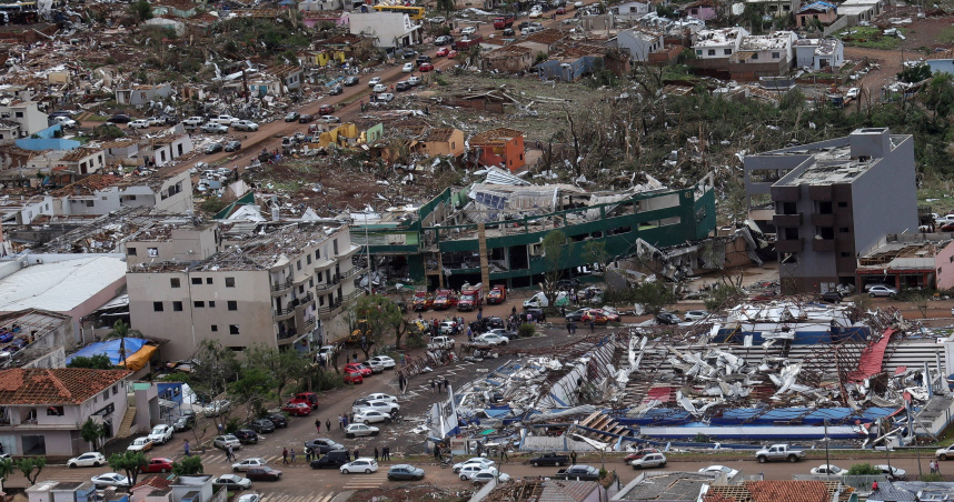 龍捲風襲擊伊瓜蘇博尼圖鎮，到處滿目瘡痍。（圖／達志／路透社）
