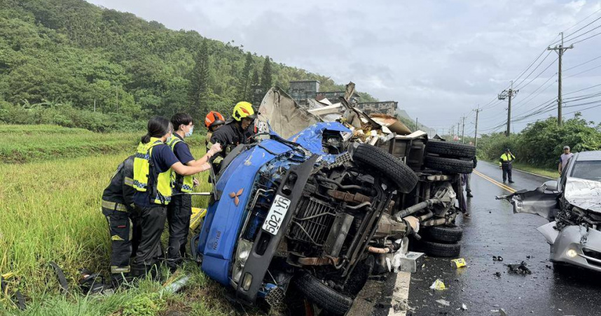 花蓮台11線驚傳死亡車禍拖板吊車過彎失控，小貨車慘遭撞翻命喪現場。（圖 ／翻攝畫面）