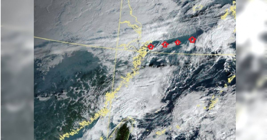 鄭明典指出，可以從衛星雲圖上判斷冷空氣流過的範圍，也可以找到冷空氣的前緣。（圖／翻攝自Facebook／鄭明典）