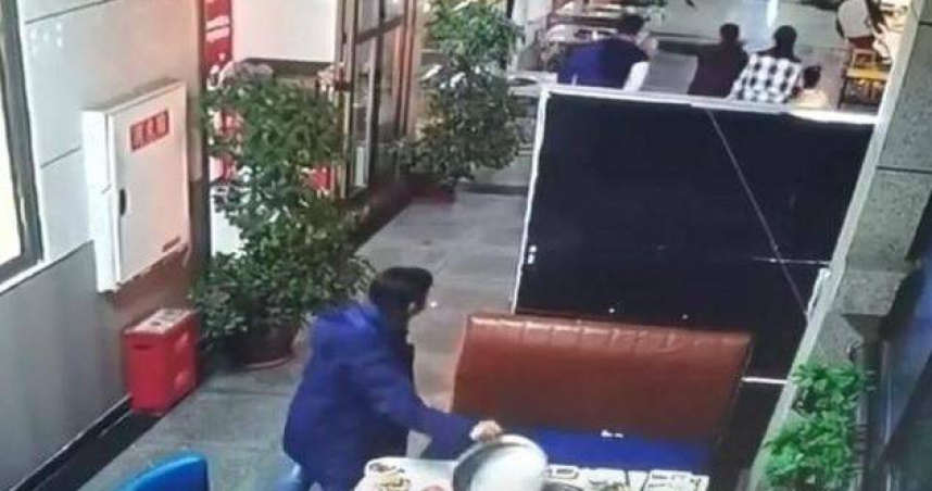 大陸重慶市江津區一間餐廳近日發生顧客「吃霸王餐還順走鍋具」的離奇事件，引發熱議。（圖／翻攝自微博）