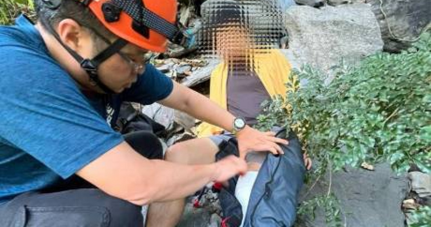 3山友遭百公尺落石砸落山坡黑鷹直升機急降谷救命。（圖 ／翻攝畫面）